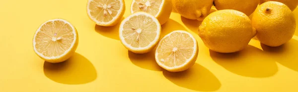 Ripe Cut Whole Lemons Yellow Background Panoramic Shot — Stock Photo, Image