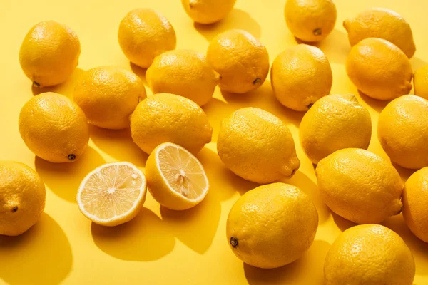 Ripe Cut Whole Lemons Yellow Background — Stock Photo, Image