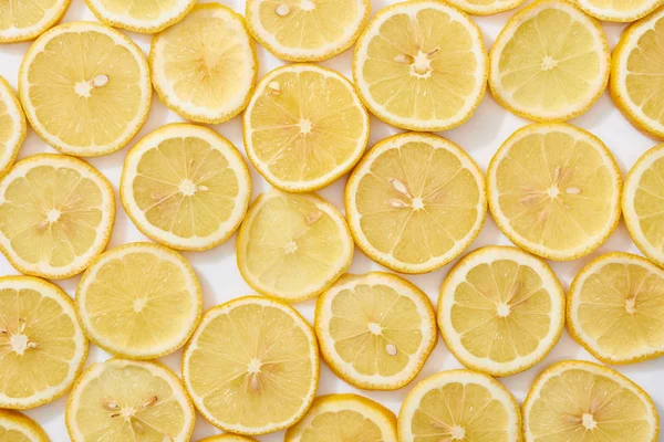 Вид Зверху Стиглих Свіжих Жовтих Скибочок Лимона Білому Тлі — стокове фото