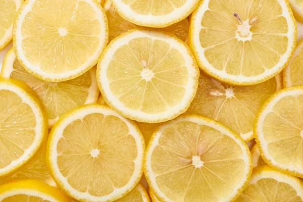 熟透的鲜黄色柠檬片顶部视图 — 图库照片