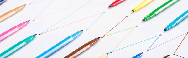 панорамный снимок цветных ручек войлочных наконечников на белом фоне с соединенными линиями, связью и коммуникационной концепцией
