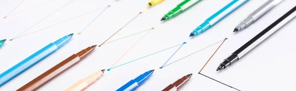 Beyaz Arkaplandaki Renkli Keçeli Kalemlerin Panoramik Çekimi Çizilmiş Çizgiler Bağlantı — Stok fotoğraf