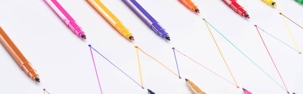 панорамный снимок цветных ручек войлочных наконечников на белом фоне с соединенными линиями, связью и коммуникационной концепцией
