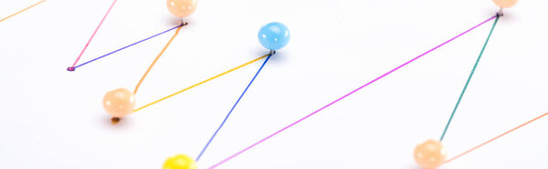 Крупный план красочных соединенных линий с булавками, концепция соединения
