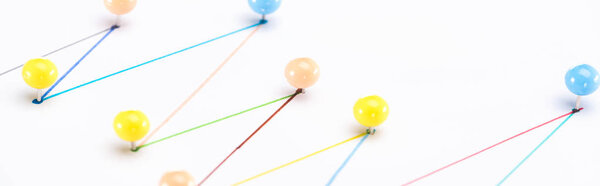 Крупный план красочных соединенных линий с булавками, концепция соединения

