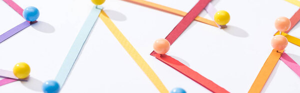 панорамный снимок многоцветных абстрактных соединенных линий со штифтами, концепцией соединения и связи
