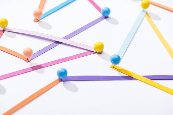 разноцветные абстрактные соединенные линии со штифтами, концепцией соединения и связи
