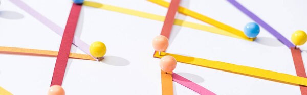 панорамный снимок многоцветных абстрактных соединенных линий со штифтами, концепцией соединения и связи
