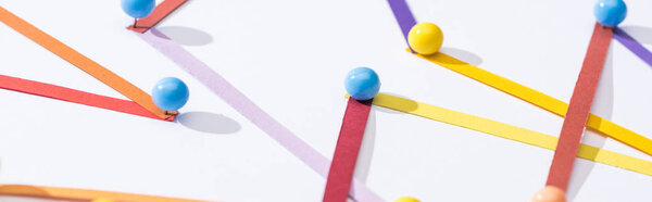 панорамный снимок многоцветных абстрактных соединенных линий со штифтами, концепцией соединения и связи
