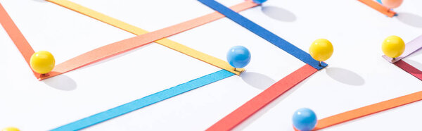 панорамный снимок многоцветных абстрактных соединенных линий со штифтами, концепцией соединения и связи
