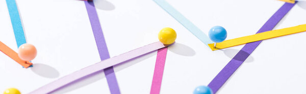 панорамный снимок многоцветных абстрактных соединенных линий со штифтами, концепцией соединения и связи
