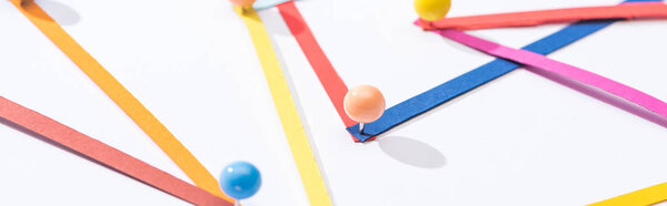 панорамный снимок многоцветных абстрактных соединенных линий со штифтами, концепцией соединения и связи
