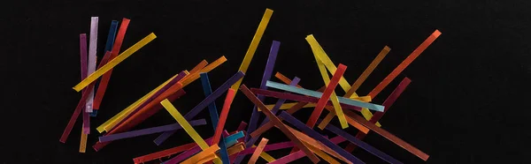 Vista Superior Líneas Abstractas Multicolores Aisladas Sobre Fondo Negro Conexión —  Fotos de Stock