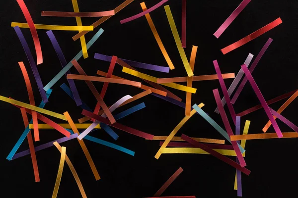 Vista Superior Líneas Abstractas Multicolores Dispersas Sobre Fondo Negro Conexión —  Fotos de Stock