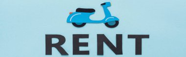 Kağıt kesim scooter ve siyah kira harflerinin üst görünümü mavi arkaplan, panoramik çekim