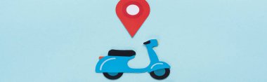 Mavi arkaplanda konum işaretli kağıt kesme scooterının üst görünümü, panoramik çekim