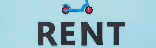 Bovenaanzicht Van Papier Gesneden Kick Scooter Zwarte Huur Belettering Blauwe — Stockfoto