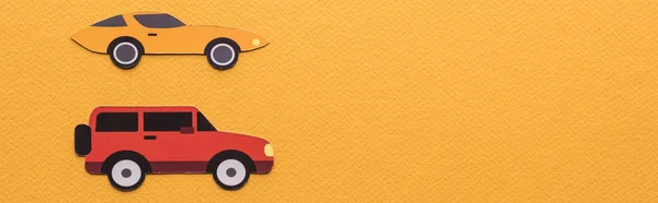 Draufsicht Auf Papier Geschnittene Autos Auf Orangefarbenem Hintergrund Mit Kopierraum — Stockfoto