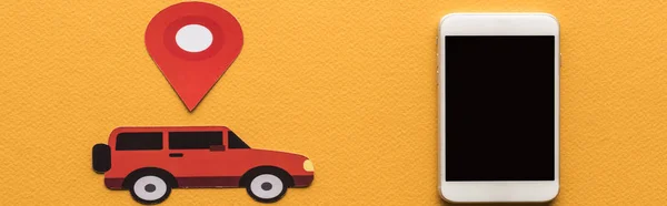 Вид Зверху Паперовий Різаний Автомобіль Знак Розташування Біля Смартфона Порожнім — стокове фото