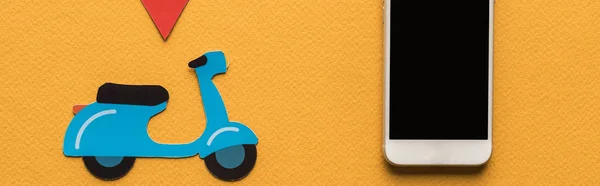 Vista Superior Scooter Corte Papel Marca Ubicación Cerca Teléfono Inteligente — Foto de Stock