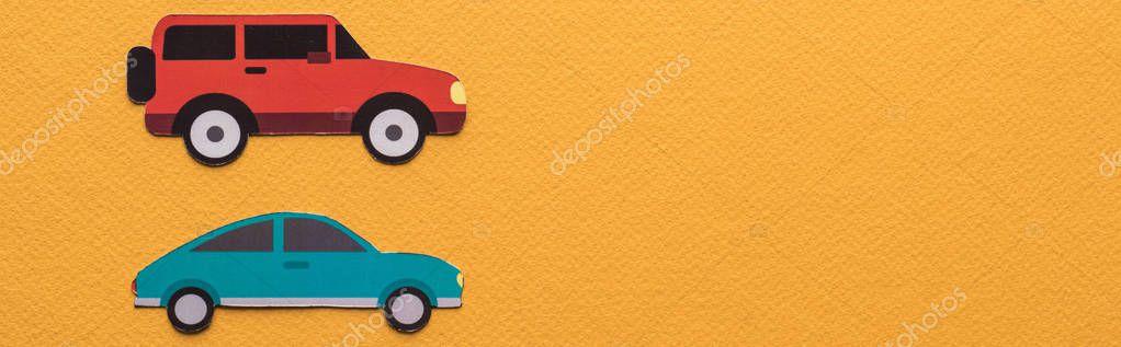 vista dall'alto di auto taglio carta su sfondo arancione con spazio copia, colpo panoramico