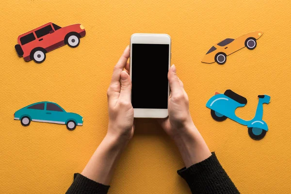 Cropped View Woman Holding Smartphone Blank Screen Paper Cars Orange — Stock Photo, Image