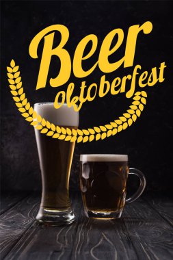 Bardak ve bardak dolusu taze bira, ahşap masada köpük ve sarı bira, Oktoberfest harfleri.