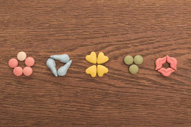 Tahta masadaki evcil hayvan vitaminlerinin üst görüntüsü