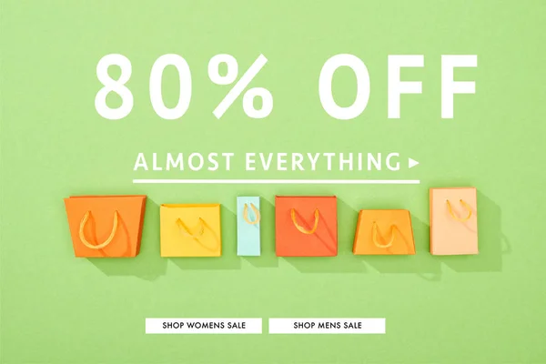 緑を基調とした装飾的なカラフルなショッピングバッグのトップビューで80 オフ販売イラスト — ストック写真