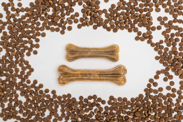 верхний вид сухого корма для домашних животных, разбросанных по костям
