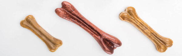 вид сверху на разнообразные кости, изолированные на белом, панорамный снимок
