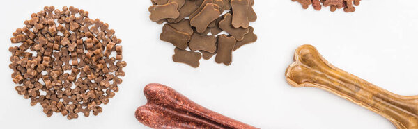 вид сверху на разнообразные сухие корма для домашних животных и кости, изолированные на белом, панорамный снимок

