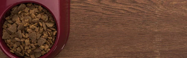 木製のテーブルの上のボウルにドライペットフードのトップビュー パノラマショット — ストック写真