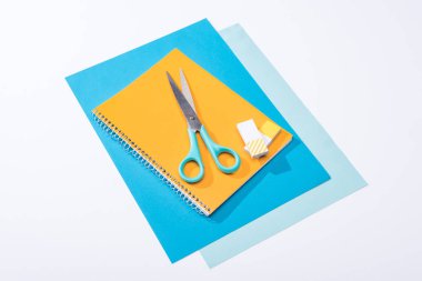 beyaz üzerine izole edilmiş makas, defter, silgi ve kağıt yüksek açılı görünüm 