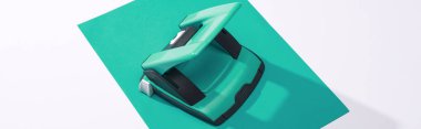 Holepunch 'ın panoramik görüntüsü ve beyaz arkaplanda renkli kağıt 