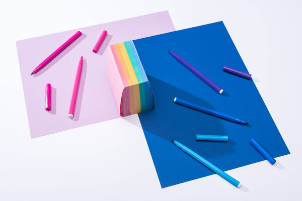 высокий угол обзора бумаги, липкие заметки и фломастеры наконечника на белом фоне
 