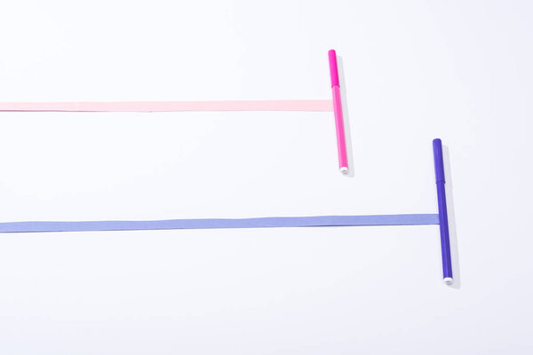 высокий угол обзора бумажных полос и ручек для наконечников войлока на белом фоне
  