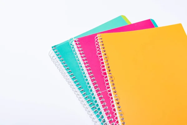 Hoge Hoek Uitzicht Van Kleurrijke Notebooks Geïsoleerd Wit — Stockfoto