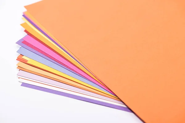 Beyaz Üzerine Izole Edilmiş Parlak Renkli Kağıtların Yüksek Açılı Görünümü — Stok fotoğraf