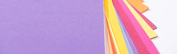 Beyaz Üzerine Izole Edilmiş Parlak Renkli Kağıtların Panoramik Çekimi — Stok fotoğraf