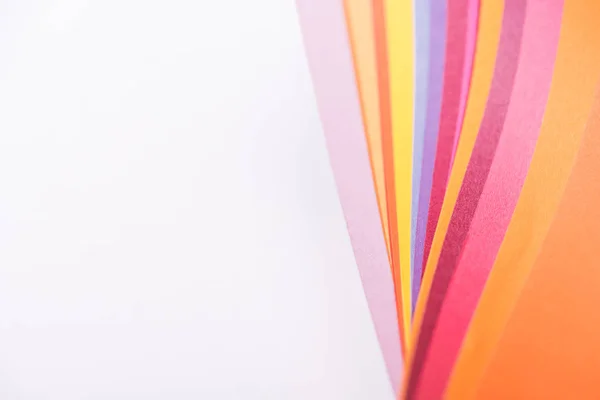 Вид Сверху Красочных Ярких Бумаг Изолированных Белом — стоковое фото