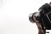 Ausgeschnittene Ansicht des Fotografen, der mit Digitalkamera isoliert auf Weiß arbeitet