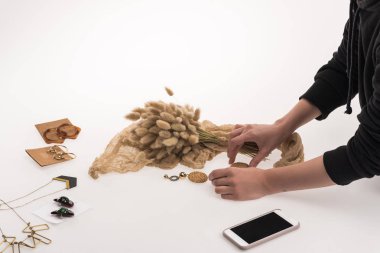 Ticari fotoğrafçının flora ve mücevher ile kompozisyon yaptığı kısmi görüntüler.
