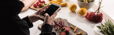 Fotoğrafçının akıllı telefondan ticari fotoğrafçılık için besin kompozisyonu yaptığı görüntüler.