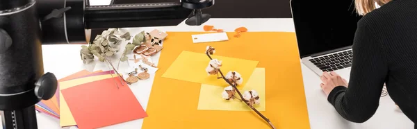 Vista Recortada Del Fotógrafo Haciendo Composición Con Flor Algodón Accesorios —  Fotos de Stock