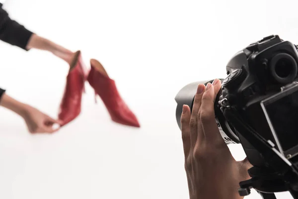 Visão Recortada Fotógrafos Que Fazem Sessão Fotos Comerciais Sapatos Salto — Fotografia de Stock