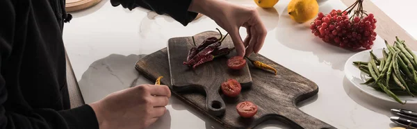 Vista Recortada Del Fotógrafo Comercial Haciendo Composición Alimentos Para Sesión — Foto de Stock