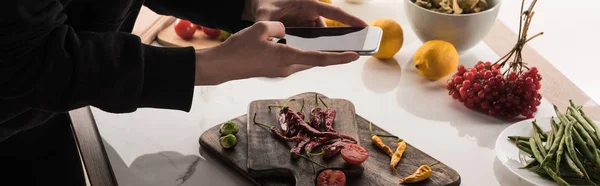 Cropped View Photographer Making Food Composition Commercial Photography Smartphone — Stock Photo, Image