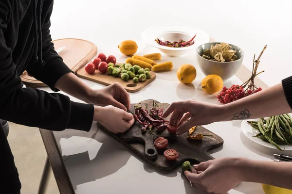 Vista Recortada Fotógrafos Comerciales Haciendo Composición Alimentos Para Sesión Fotos — Foto de Stock