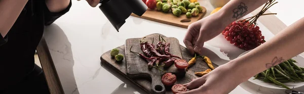 商业摄影师在数码相机上拍摄食物的剪影 — 图库照片